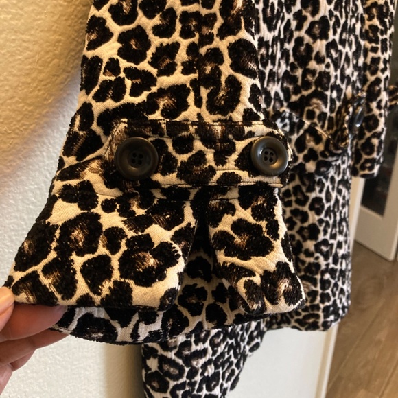 Mid-Waist button down embroidered jacket - Picture 3 of 9